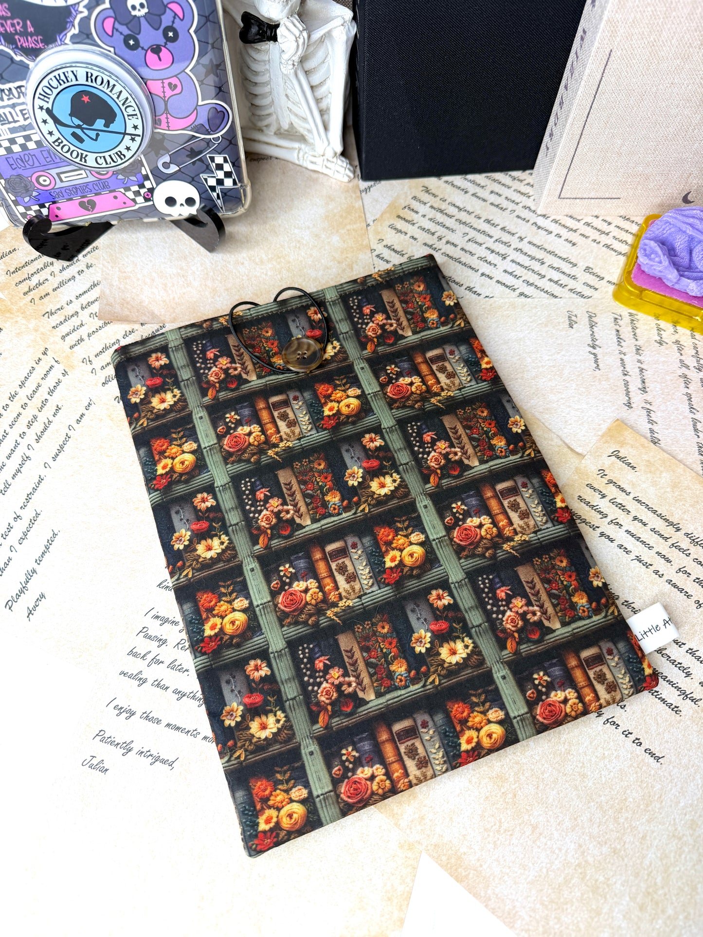 OLD BOOKSHELF BOOK/KINDLE SLEEVE - STRETCHY LOOP CLOSURE